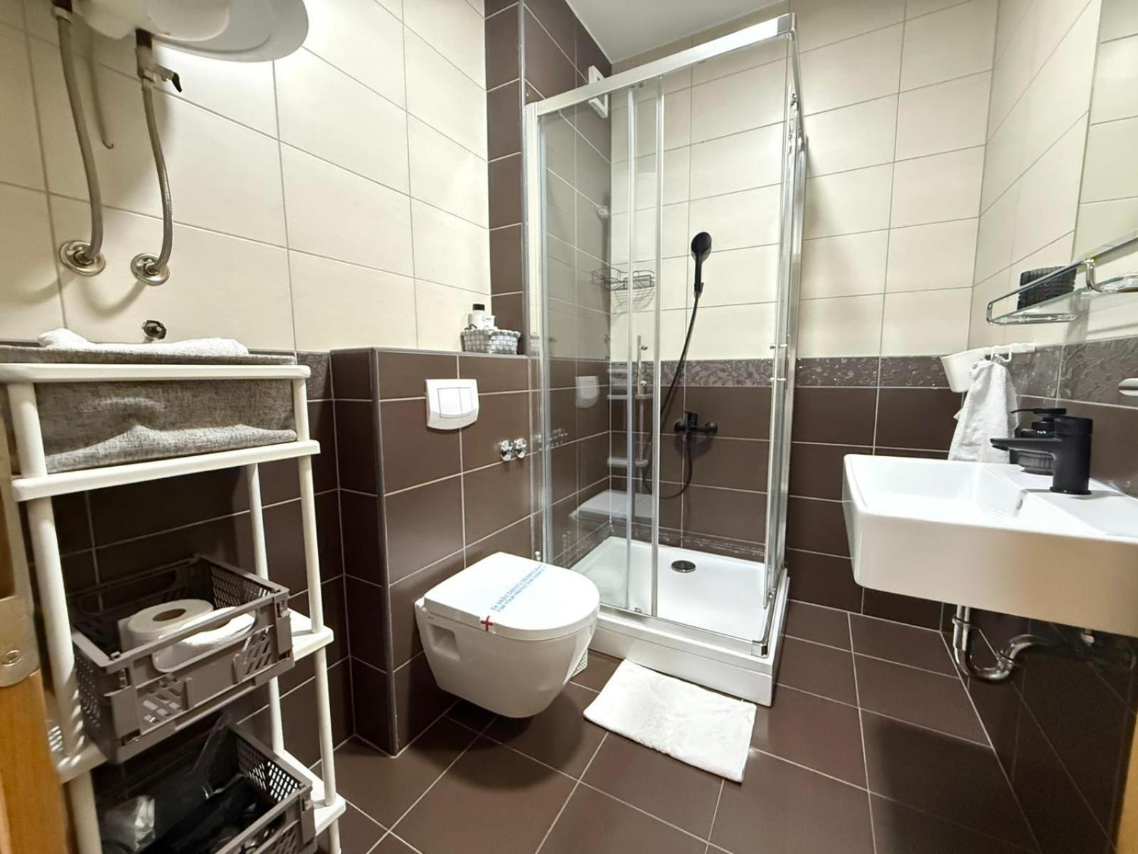 Merak - Two Bedroom Apartment- Free Parking *